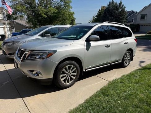 Used 2015 Nissan Pathfinder SL w/ SL Premium Package FWD image 2