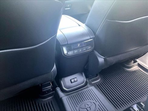 Certified 2021 Toyota Highlander XLE AWD/4WD image 29