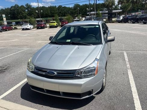 Used 2010 Ford Focus SE FWD image 1
