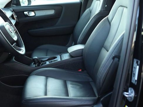 Used 2025 Volvo XC40 B5 Core image 14