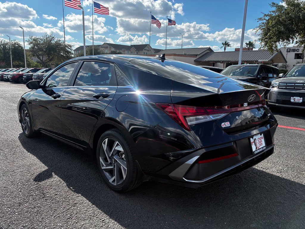 Certified 2025 Hyundai Elantra Limited FWD image 3