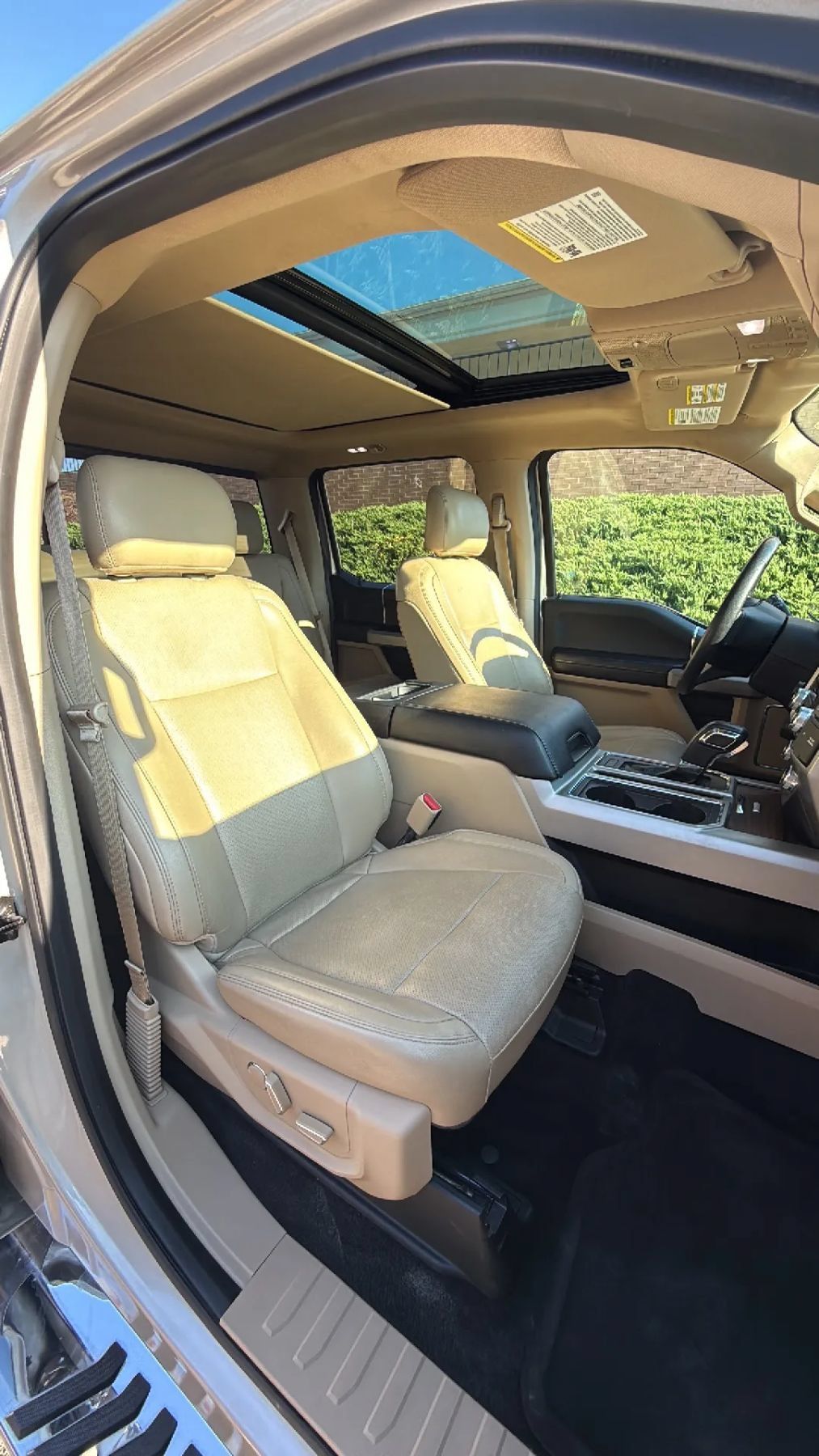 Used 2017 Ford F150 Lariat w/ Equipment Group 502A Luxury AWD/4WD image 31