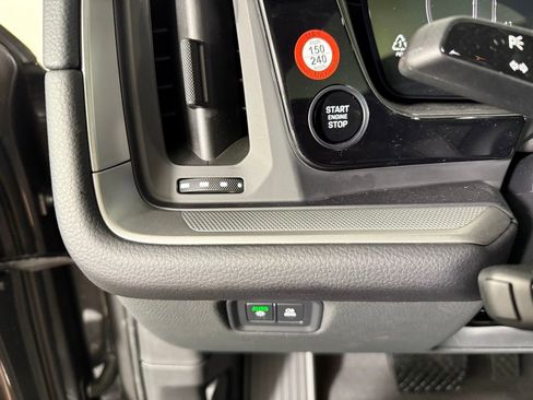 New 2025 Porsche Cayenne Coupe image 34