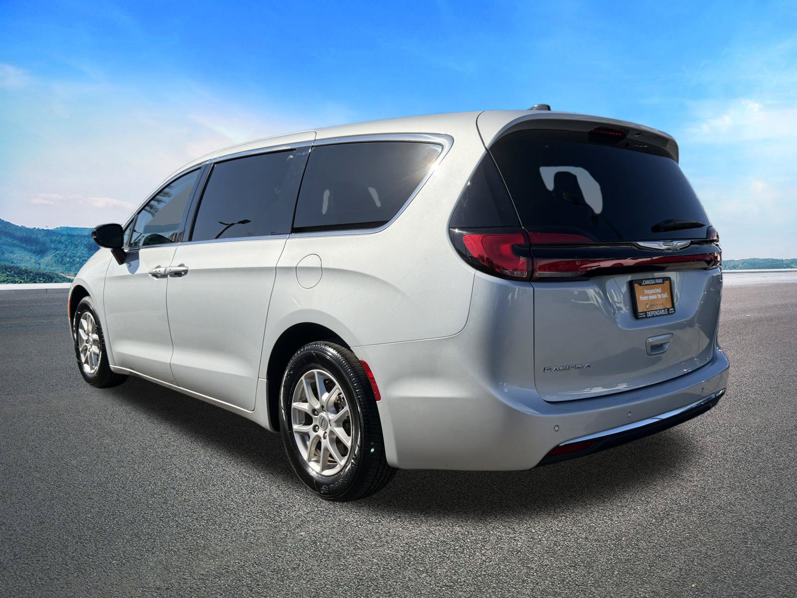 Certified 2024 Chrysler Pacifica Touring-L FWD image 7