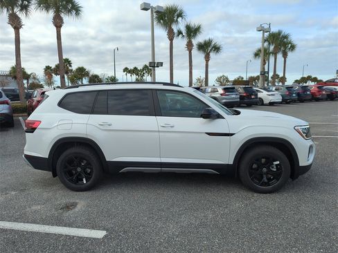 New 2026 Volkswagen Atlas Peak Edition image 3