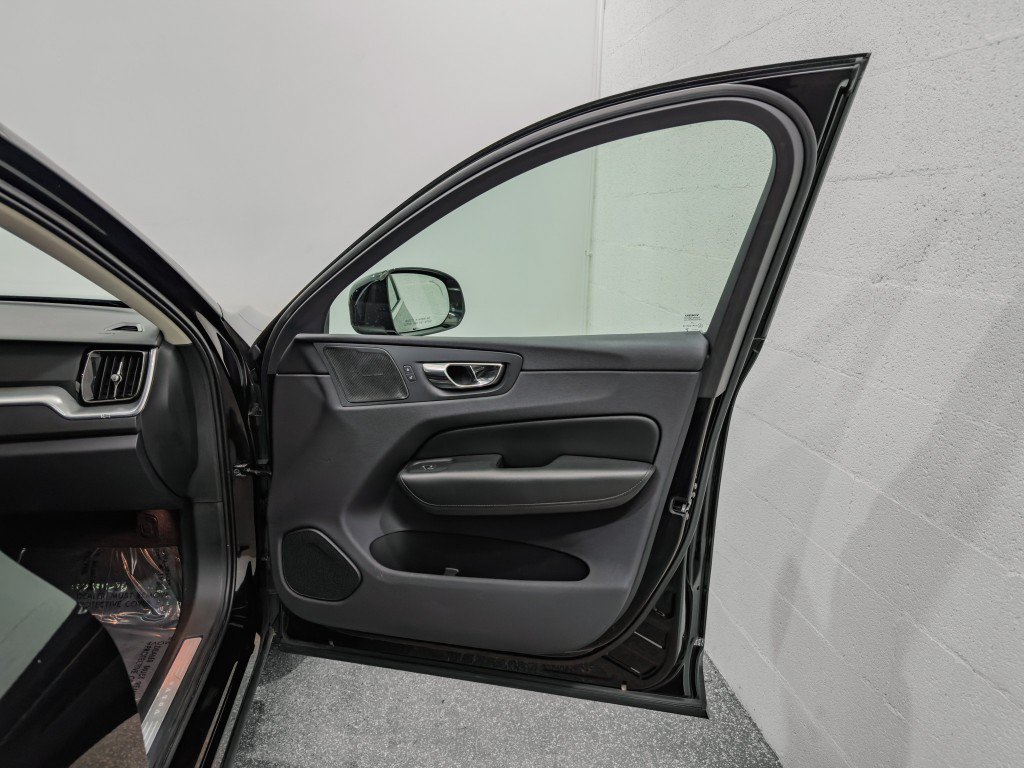 Used 2019 Volvo XC60 T5 Momentum w/ Multimedia Package AWD/4WD image 23