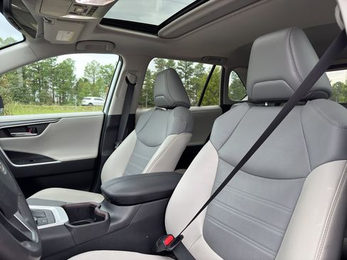 Used 2022 Toyota RAV4 Limited image 24