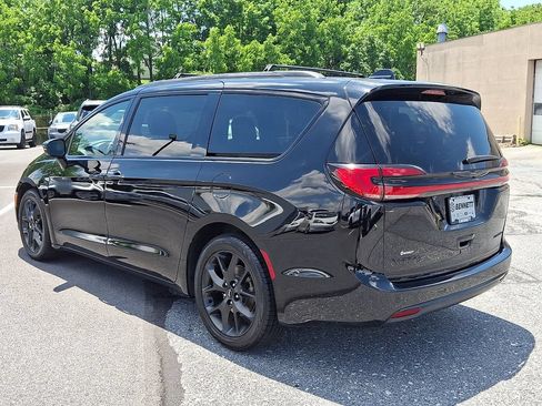 Used 2025 Chrysler Pacifica Limited FWD image 4