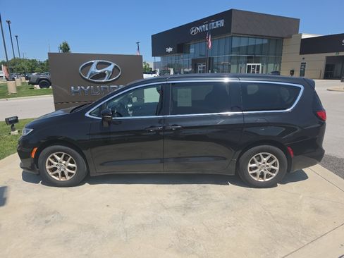 Used 2023 Chrysler Pacifica Touring-L FWD image 8