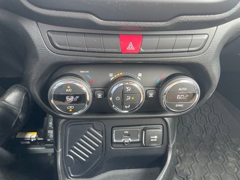Used 2015 Jeep Renegade Latitude w/ Popular Equipment Group FWD image 12