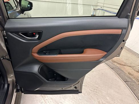 Used 2025 Subaru Forester Touring image 32