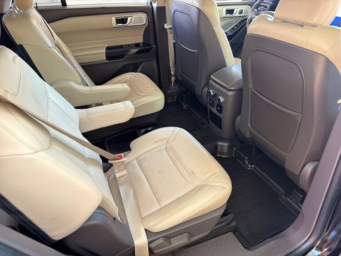 Used 2020 Ford Explorer Platinum w/ Premium Technology Package AWD/4WD image 32