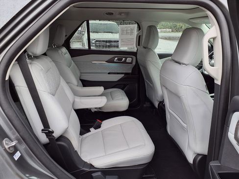 Used 2025 Ford Explorer Platinum w/ Ultimate Package image 7