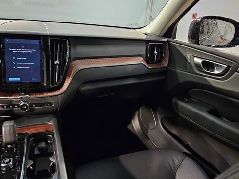 Used 2024 Volvo XC60 B5 Plus image 11