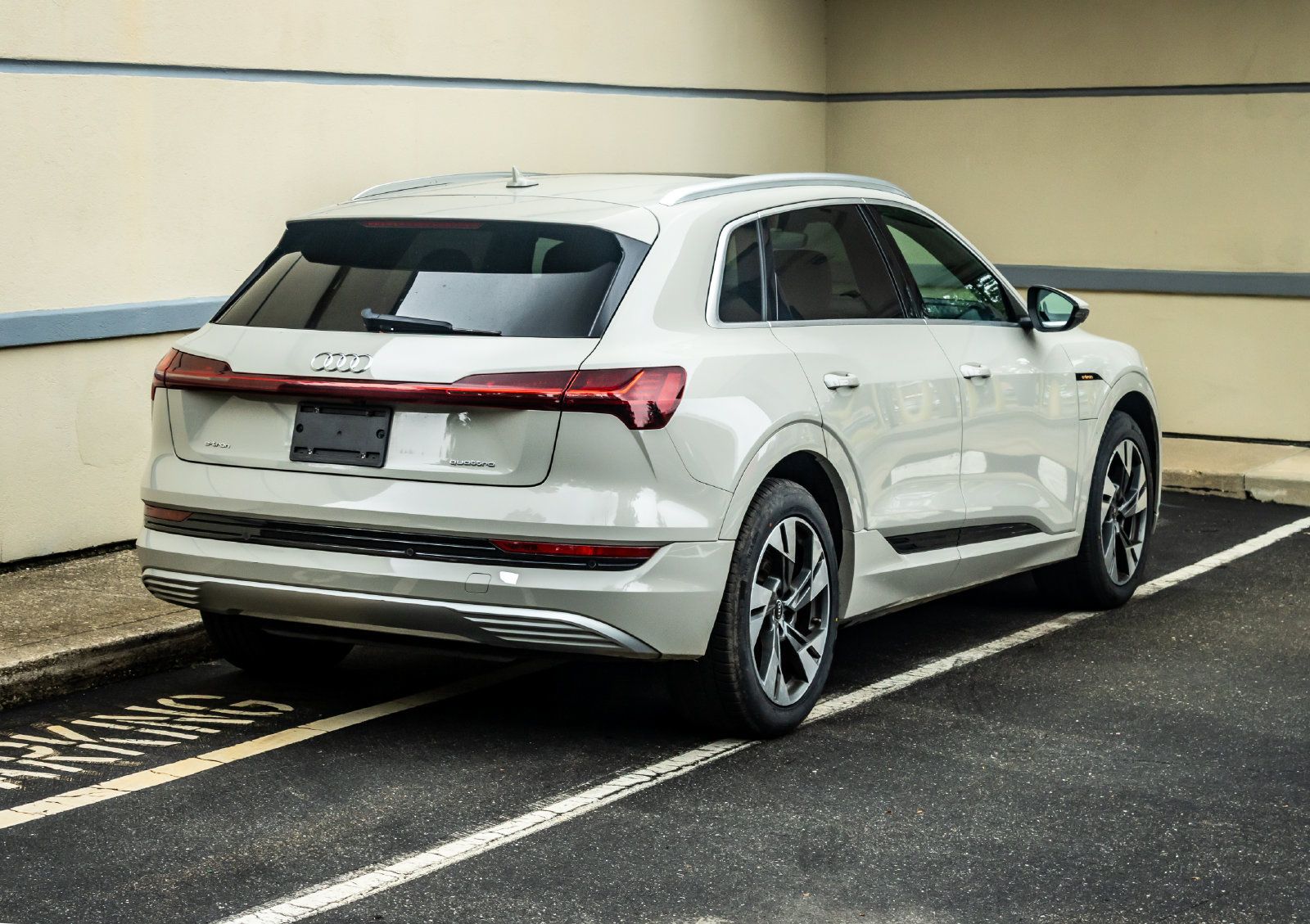 Used 2022 Audi e-tron Premium AWD/4WD image 7