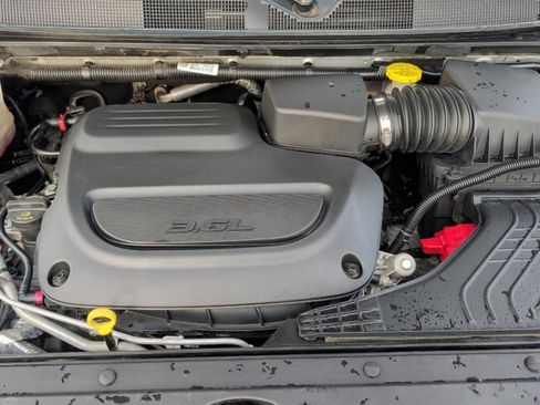 Used 2024 Chrysler Pacifica Touring-L image 18