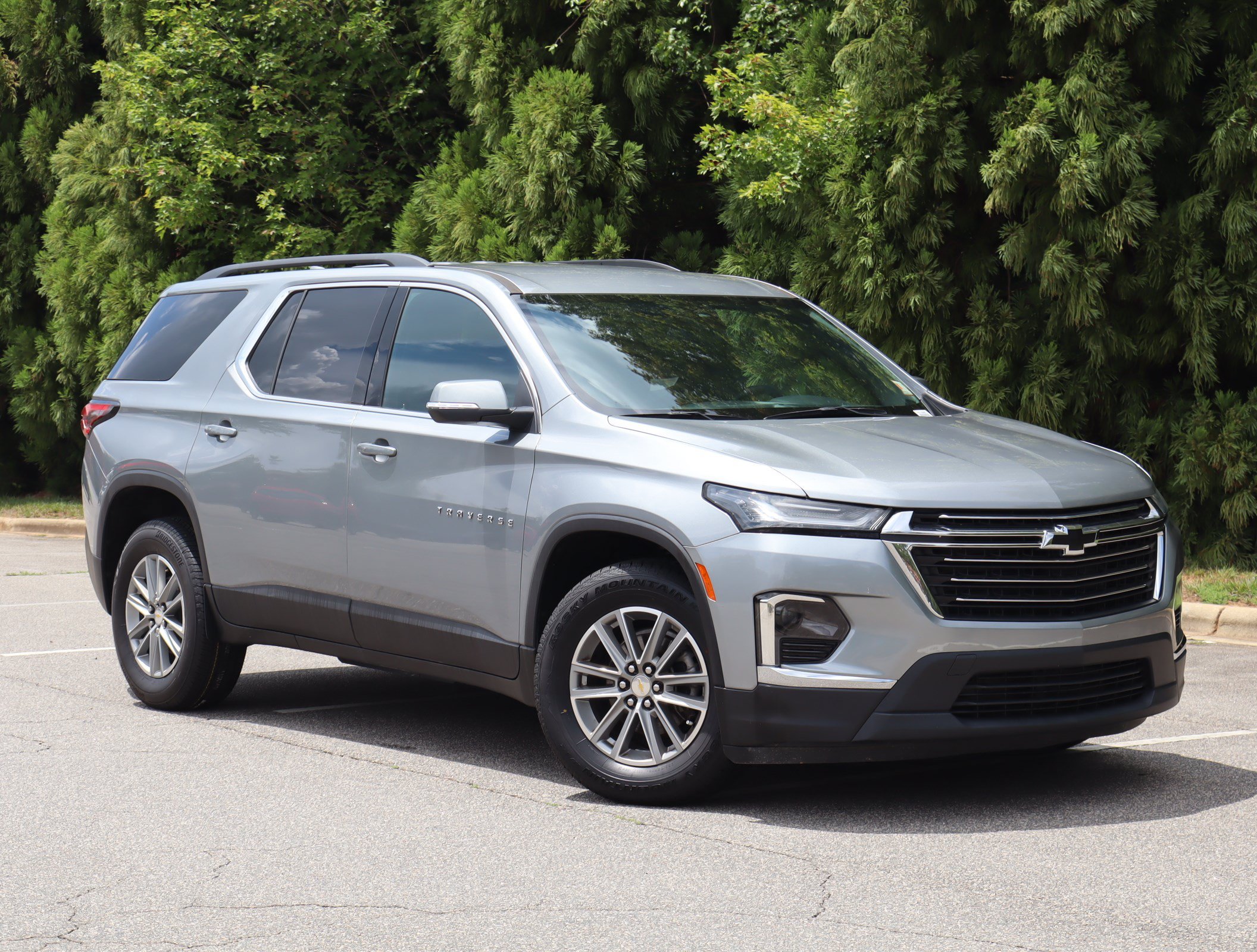 Used 2023 Chevrolet Traverse LT FWD image 2