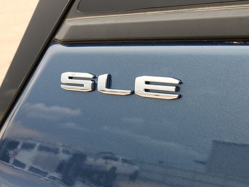 Used 2024 GMC Terrain SLE w/ Driver Convenience Package FWD image 9