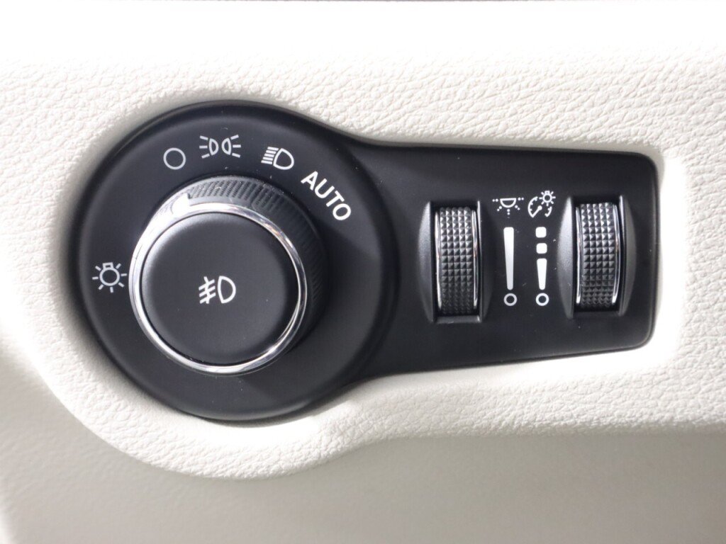Used 2017 Chrysler Pacifica Touring-L FWD image 10