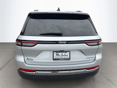 Used 2024 Jeep Grand Cherokee Laredo RWD image 5