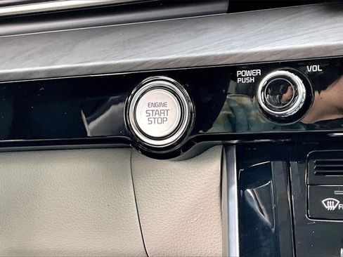 Used 2024 Kia Carnival EX image 28