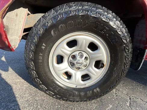 Used 2014 Nissan Frontier S image 24