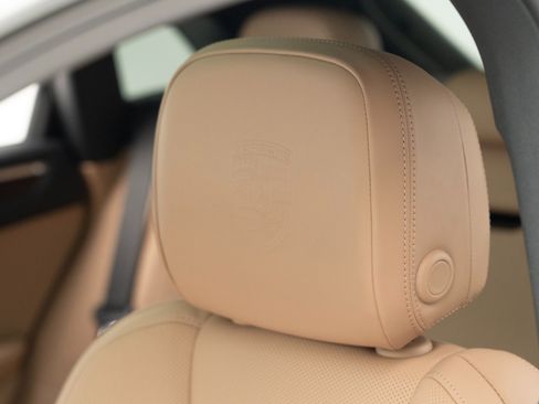 Used 2025 Porsche Macan image 21