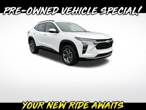 Used 2025 Chevrolet Trax LT image 1