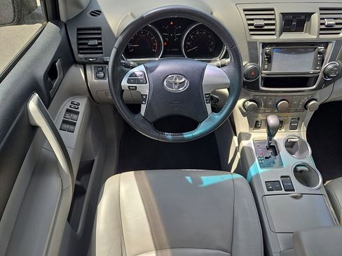 Used 2013 Toyota Highlander SE AWD/4WD image 12