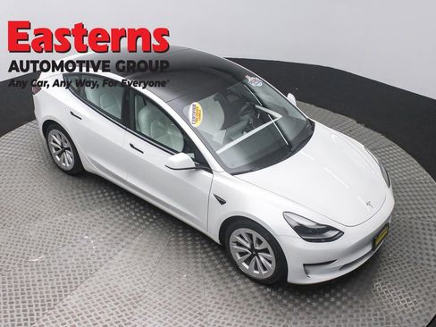 Used 2023 Tesla Model 3 Standard Range image 3