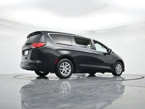 Used 2022 Chrysler Voyager LX image 31