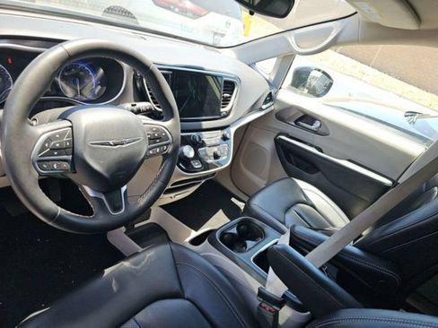 Used 2024 Chrysler Pacifica Touring-L FWD image 6