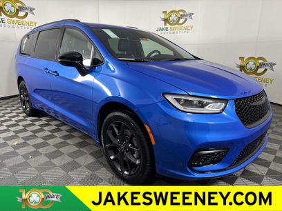 New 2026 Chrysler Pacifica Select w/ S Appearance Package