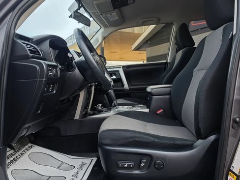 Used 2018 Toyota 4Runner SR5 AWD/4WD image 31