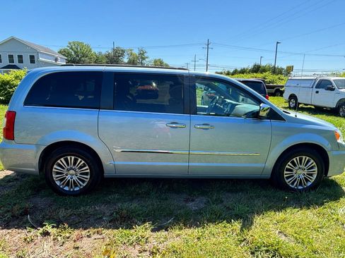 Used 2013 Chrysler Town & Country Touring-L w/ Driver Convenience Group FWD image 4