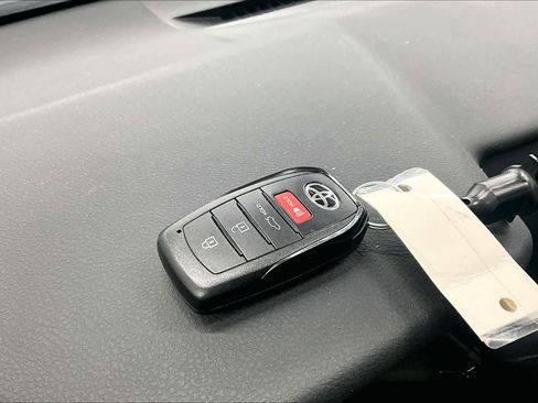 Used 2025 Toyota Camry SE w/ Convenience Package image 14