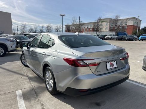 Used 2025 Toyota Camry LE image 5