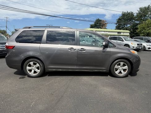Used 2015 Toyota Sienna LE FWD image 12