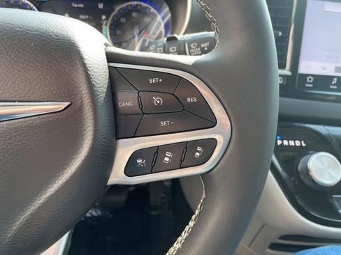 Used 2024 Chrysler Pacifica Touring-L FWD image 28