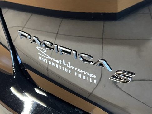 New 2026 Chrysler Pacifica Select image 4