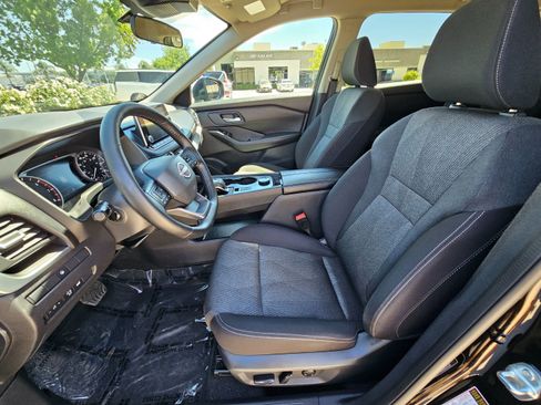 Used 2025 Nissan Rogue SV image 17