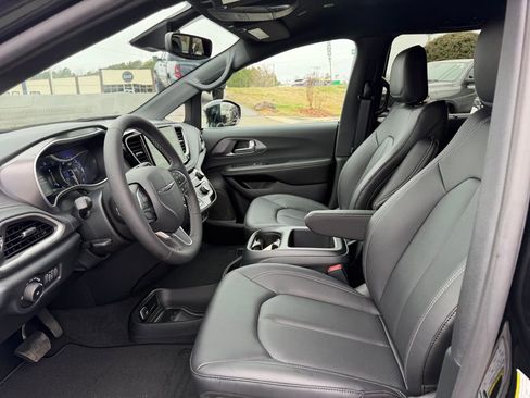 New 2026 Chrysler Pacifica Select image 15