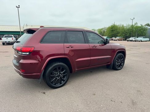 Used 2022 Jeep Grand Cherokee Laredo X AWD/4WD image 2