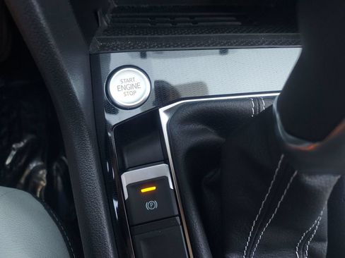 Certified 2025 Volkswagen Taos SE AWD/4WD image 19
