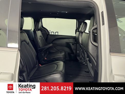 Used 2025 Chrysler Pacifica Select FWD image 18