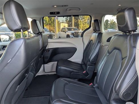 Used 2024 Chrysler Pacifica Touring-L image 14