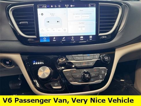 Used 2024 Chrysler Pacifica Touring-L image 9