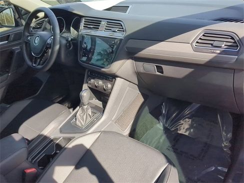 Certified 2020 Volkswagen Tiguan SE w/ Panoramic Sunroof Package image 11