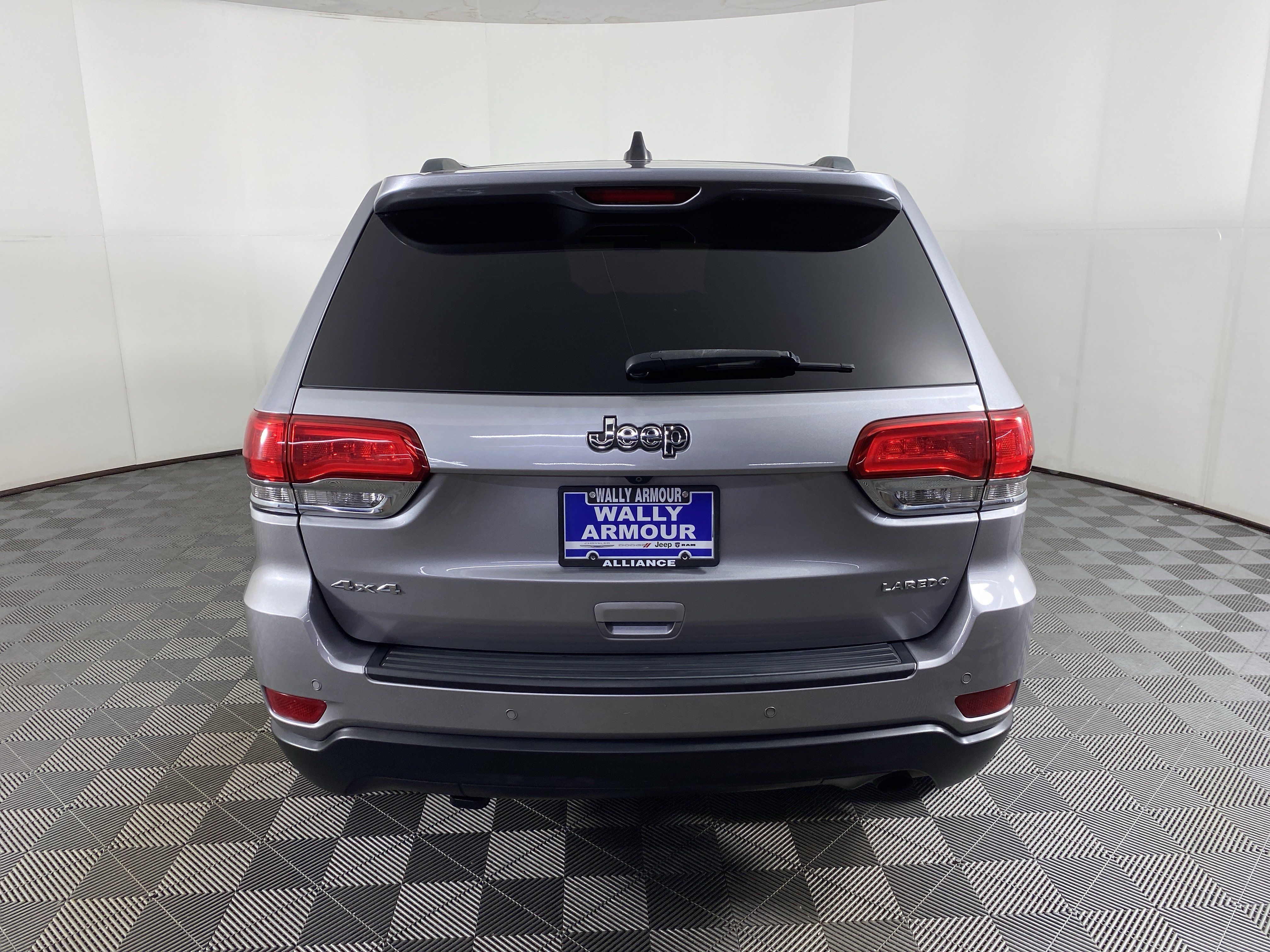 Used 2018 Jeep Grand Cherokee Laredo AWD/4WD image 8