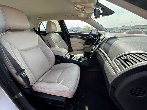 Used 2018 Chrysler 300 Limited image 12
